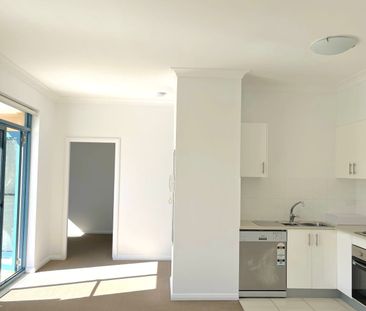 Stunning Top Floor Pet Friendly Apartment - Photo 4