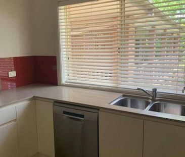 Wahroonga - Level Walk to Station - Photo 6