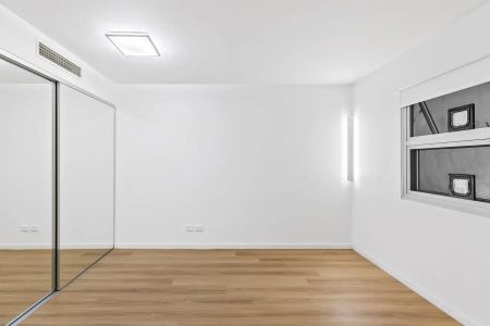 “Ground Floor Luxury!” - Photo 2