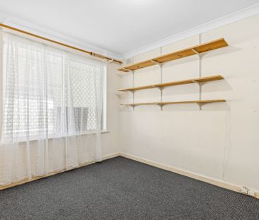 Family Home with Pool, Solar Power & Spacious Living - Photo 4