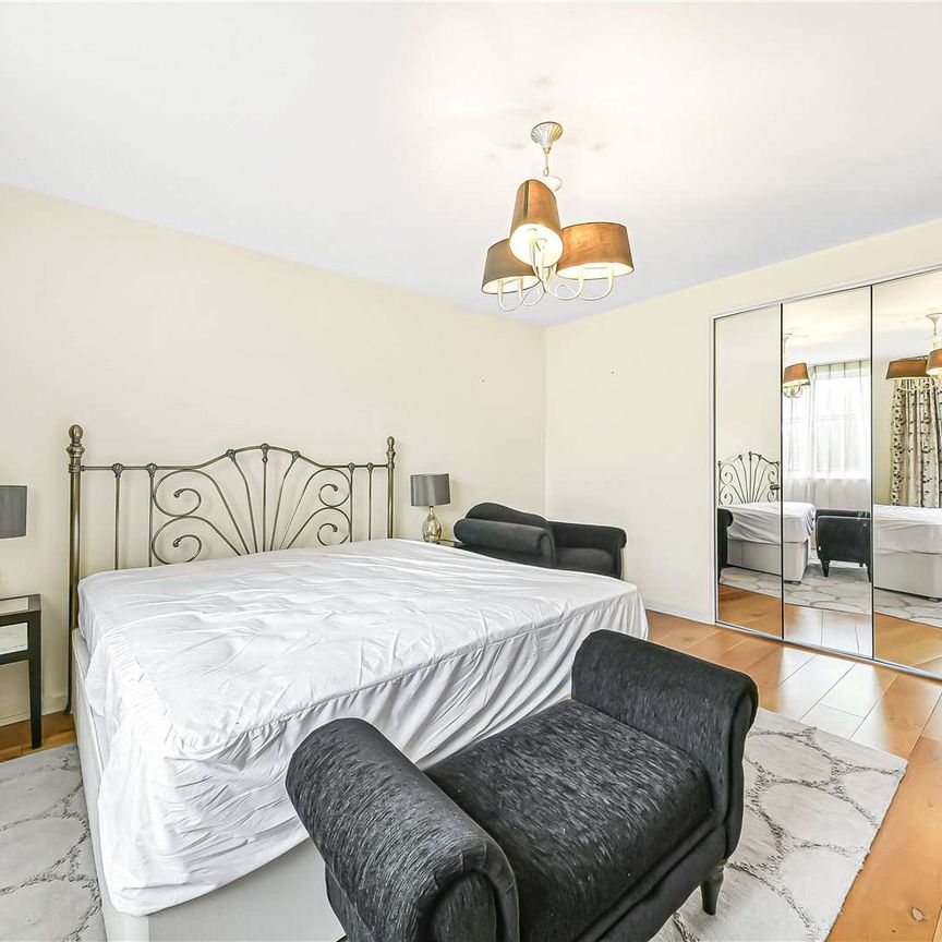 Lateral three bedroom apartment set within a portered block in St Johns Wood. - Photo 1