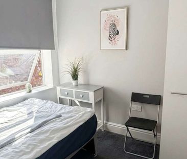 Terrific Professional Houseshare in Warrington – 5 Ensuite Rooms Av... - Photo 2