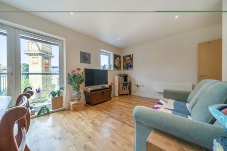 Flat to rent - Cherrywood Lodge, Hither Green, SE13 - Photo 2