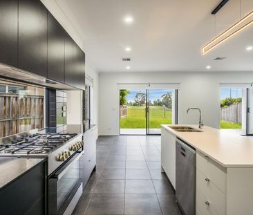 Stunning 4-Bedroom Family Home with Golf Course Views - Photo 4