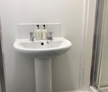 1 bedroom in a house share to rent - Photo 3