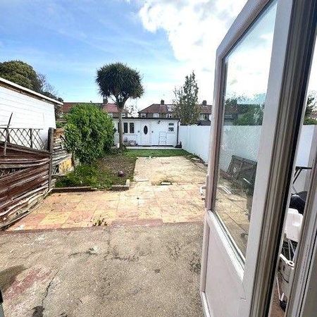 4 bedroom semi-detached house to rent - Photo 2