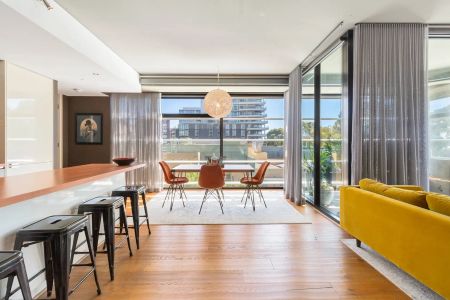 Premium Oversized Designer Apartment with Sweeping North-East Views in the Marquise Building - Photo 2