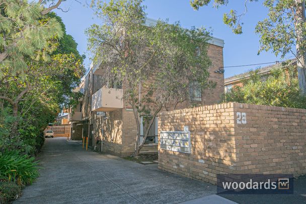 “Stylishly Updated Top-Floor Apartment in the Heart of Kew” - Photo 1