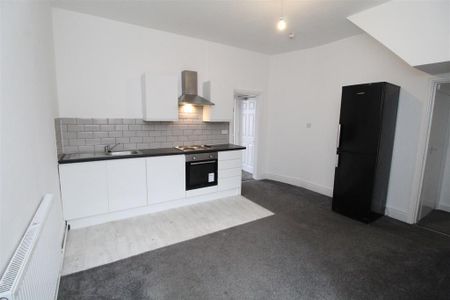 2 bedroom ground floor flat to rent - Photo 2