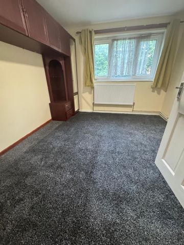 3 Bed Flat, Lonsdale Close, E6 - Photo 4