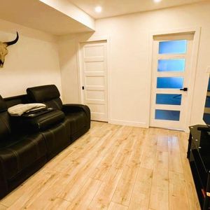 3 1/2 a Louer TOUT COMPRIS: Hydro: Chauffé, Éclairé, Eau chaude, Climatisé, Wifi. Laveuse Sécheuse, Frigo, Four, Micro-onde, Terrasse, stationnement + - Photo 2