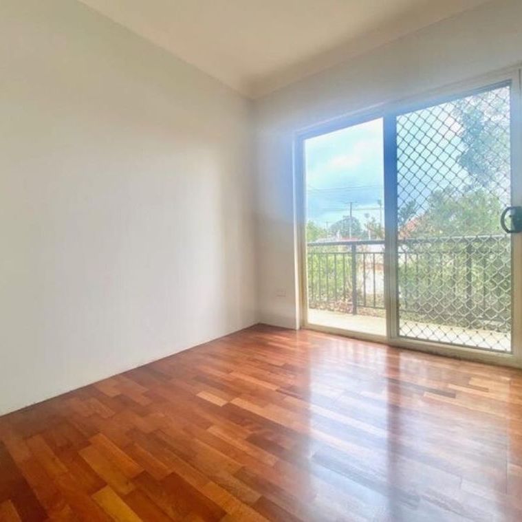 Ground Floor Apartment in the Heart of Carlton with Double Garage - Photo 1