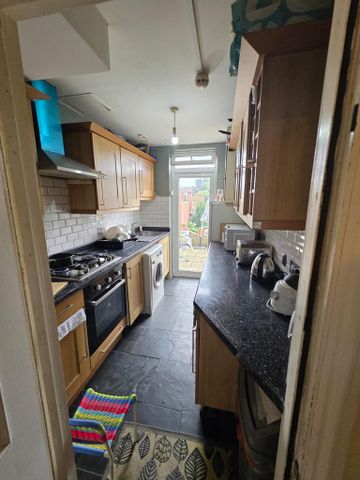 1 bedroom in a house share to rent - Photo 2