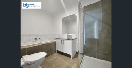 Spacious Three Bedroom Townhouse in Prime Location! - Photo 5