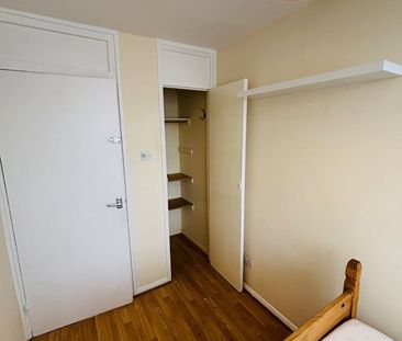 Room in a Shared Flat, Couples Allowed, SW8 - Photo 2