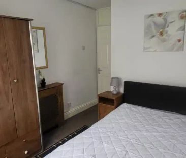 3 Bedroom 2 Bathroom Apartment - Photo 4