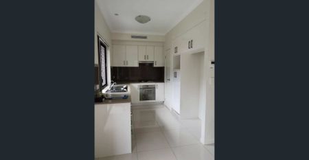 Stylish, Modern Townhouse in an Unbeatable Location and Closed everywhere - Photo 5