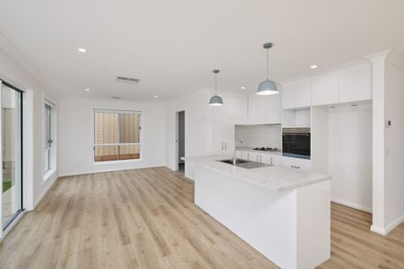 Modern Elegance and Everyday Comfort - Photo 3