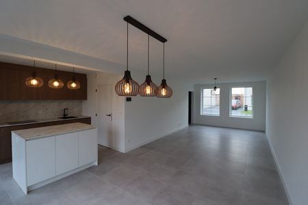 Nieuwbouwwoning met 3 slaapkamers, zolder, tuin en 2 autostaanplaatsen. - Foto 2