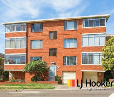 VERY SPACIOUS, RENOVATED 2 BEDROOM APARTMENT WITH TANDEM GARAGE - Photo 2