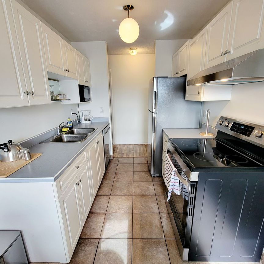 Spacious 3 bed 1 bath condo in the heart of Rutland - Photo 1