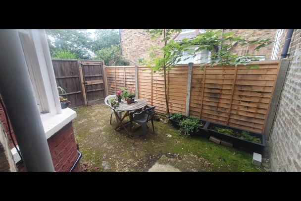 Room in a Shared Flat, Chichele Road, NW2 - Photo 1