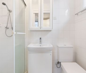 Charming Unfurnished Studio Flat with Private Entrance - Photo 3