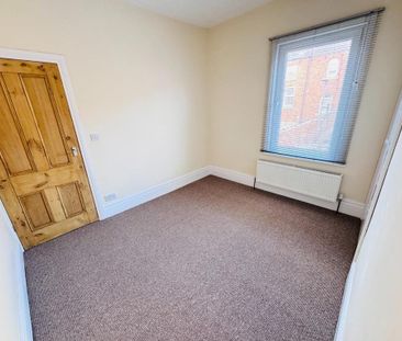 3 bedroom terraced house to rent - Photo 6