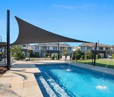 Modern Townhouse with a pool in the complex! - Photo 3