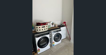 Stunning Townhouse walk everywhere watch the crows train from your balcony - Photo 5