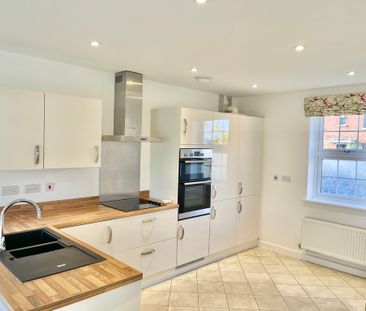 4 bedroom Four Bedroom Detached Property to rent - Photo 5