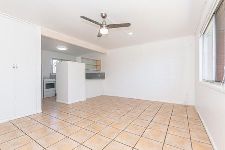 2/331 Scarborough Road, Scarborough QLD 4020 - Apartment For Rent - $550 | Domain - Photo 3