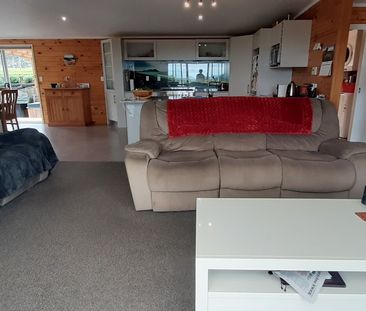 Warm wood cabin overlooking Oceans beach area - Photo 1