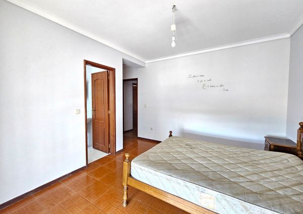 2 bedroom flat with balcony a stone's throw from Vageira Beach!