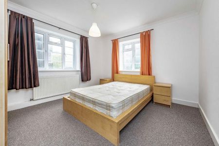 3 bedroom flat to rent - Photo 4