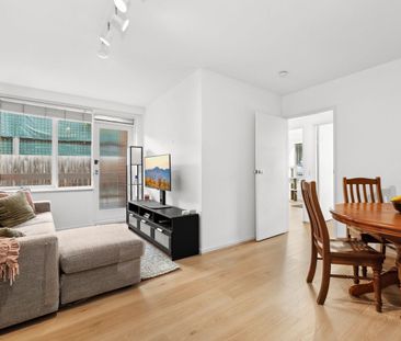 Stylishly Renovated Ground Floor Apartment in a Prime Malvern Location - Photo 2
