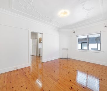 SPACIOUS SEMI-DETACHED HOUSE - Photo 1