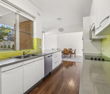 Classic family home in private setting - Photo 5