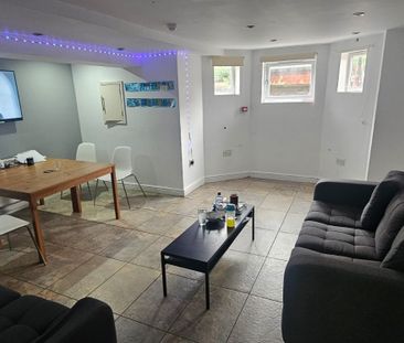 8 Bed - 11 Headingley Avenue, Headingley, Leeds - LS6 3ER - Student - Photo 1