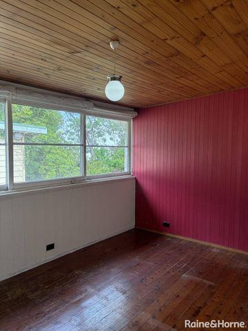 Charming Family Home in Peaceful Leafy Setting - Walk to Town - Photo 4