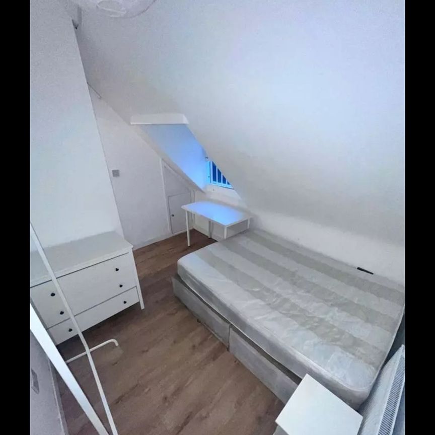 Room in a Shared House, Deptford High Street, SE8 - Photo 1