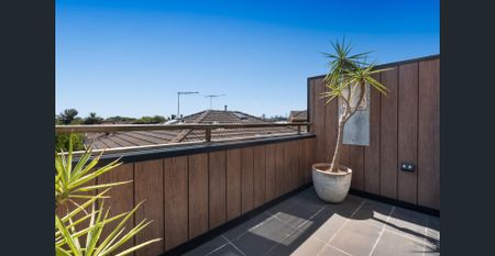 Modern Townhouse with City View - Photo 3