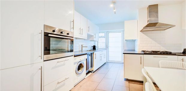 4 Bedroom, 1 bath, 1 reception Apartment - Photo 1