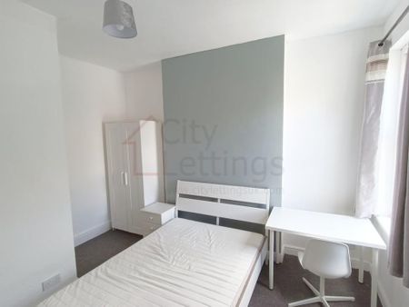 3 bedroom flat to rent - Photo 3