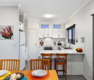 Contemporary living close to parks, shops, and transport. - Photo 3