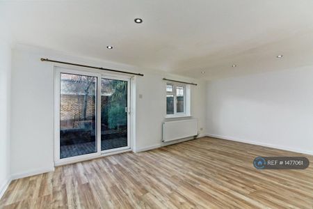 4 bedroom semi-detached house to rent - Photo 2