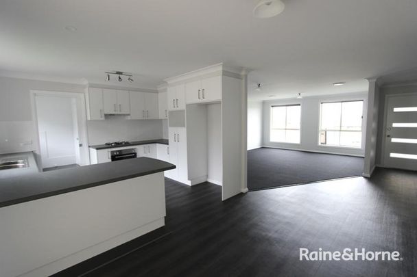 32 McGillan Dr, Kelso, NSW 2795 - Photo 1