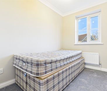 Grove Crescent, Hanworth, TW13, Feltham - Photo 2