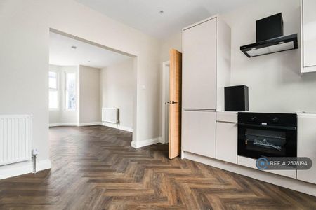 2 bedroom maisonette to rent - Photo 4