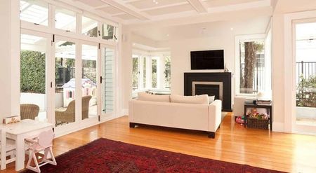 Immaculately presented Character Home Double Grammar Zone - Photo 2